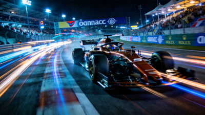 F1巴林大奖赛夜赛回放，赛车在灯光下划出绚丽光轨