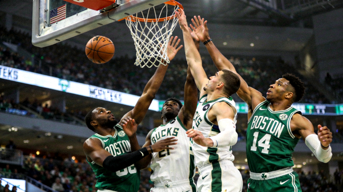 NBA比赛，波士顿凯尔特人队与密尔沃基雄鹿队球员篮下争抢篮板球