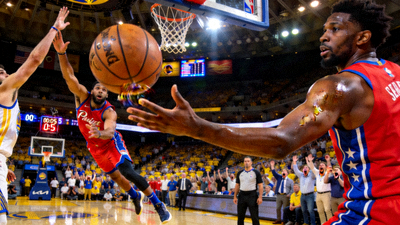 NBA总决赛第七场最后时刻，球员投出关键球的紧张瞬间