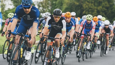 F1赛车在赛道上飞驰，红牛车队赛车特写