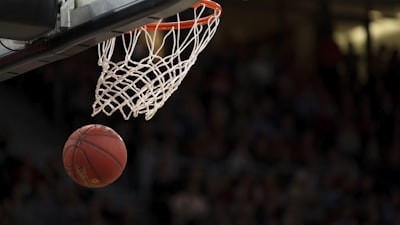 NBA总决赛第七场，湖人队球员勒布朗·詹姆斯持球突破上篮