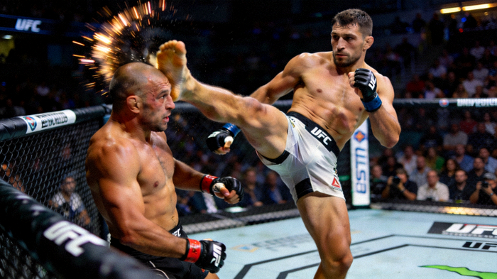 UFC 298比赛，伊利亚·托普里亚高扫腿击中亚历山大·沃尔卡诺夫斯基